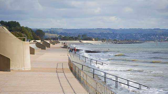 The promenade along Hythe Beach, near Daleacres Club Campsite 